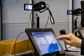 Das multimediale Scientia Prime ist intuitiv über Tablet selbst aus der Ferne steuerbar